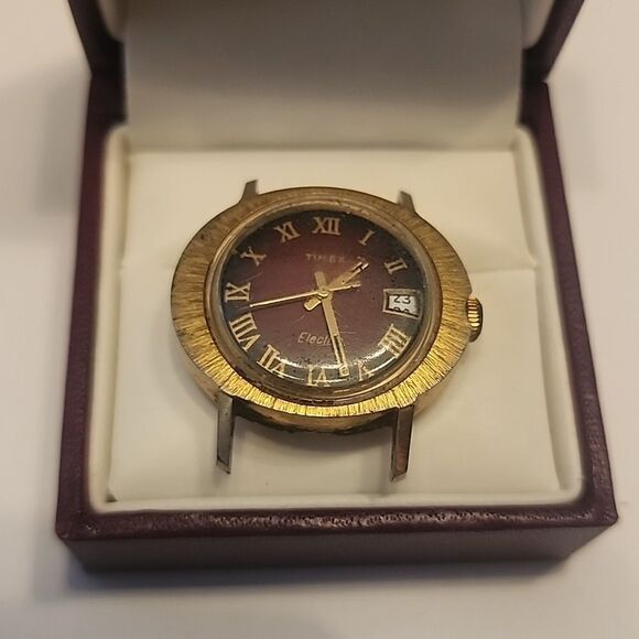 Vintage 1970s Ladies Timex Electric Wrist Watch Red Date Dial - Picture 1 of 4